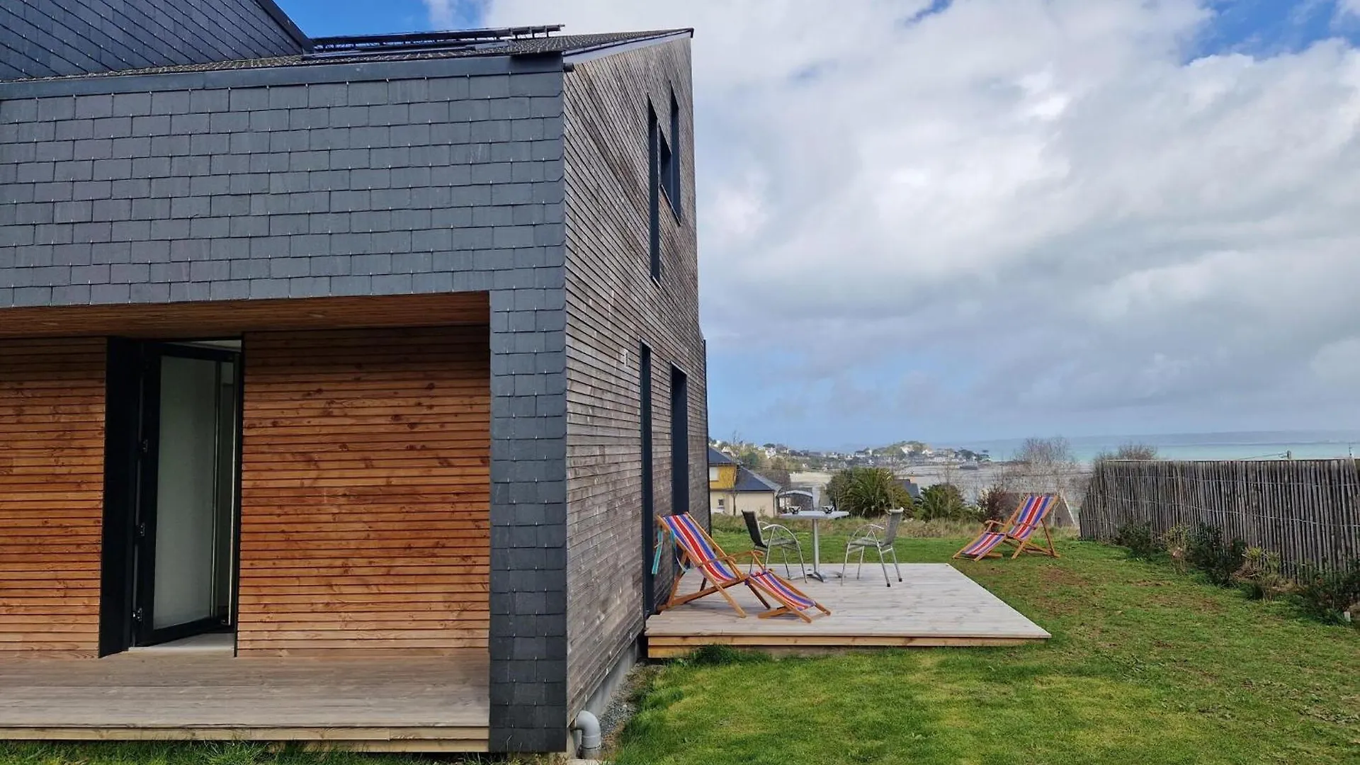 Lejlighed Studio With Terrace And Superb Sea View Locquirec