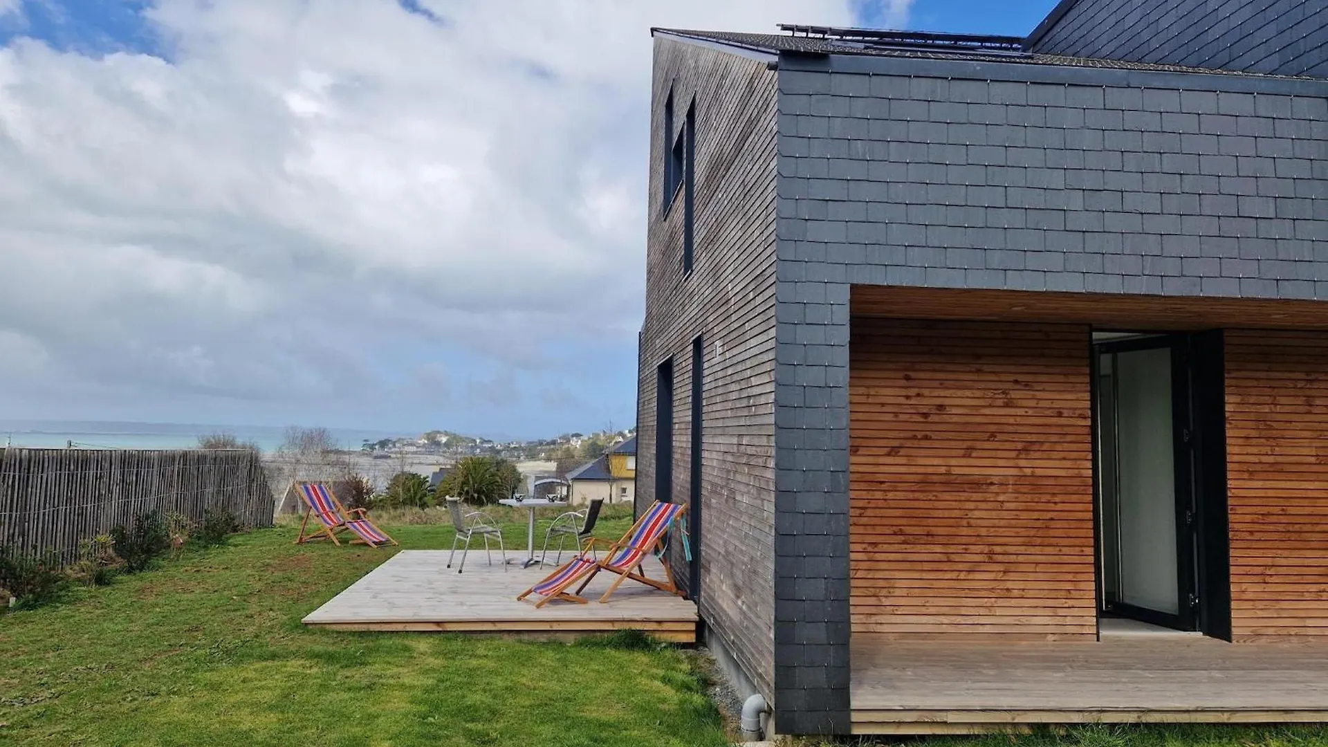 Studio With Terrace And Superb Sea View Locquirec